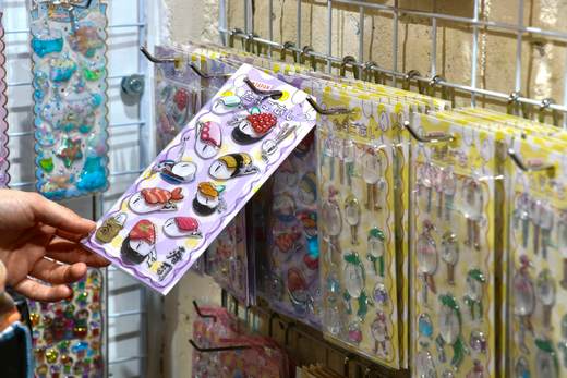 La fiebre de las pegatinas vuelve a Japón con intercambios calculados y una demanda récord