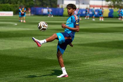 Lamine Yamal y Pedro Porro entrenan con el grupo