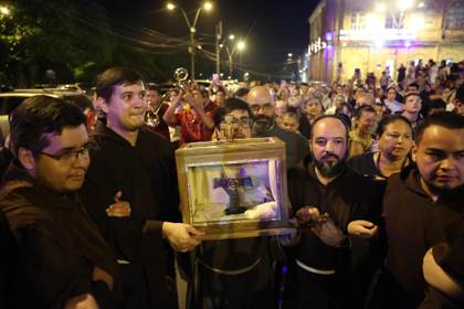 Una reliquia de san Francisco de Asís es recibida en Paraguay por cientos de feligreses