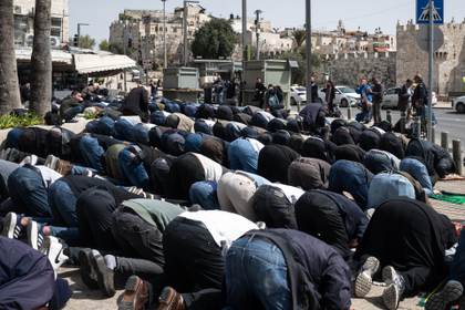 Musulmanes rezan en las calles de Jerusalén tras el cierre más largo de Al Aqsa en 59 años
