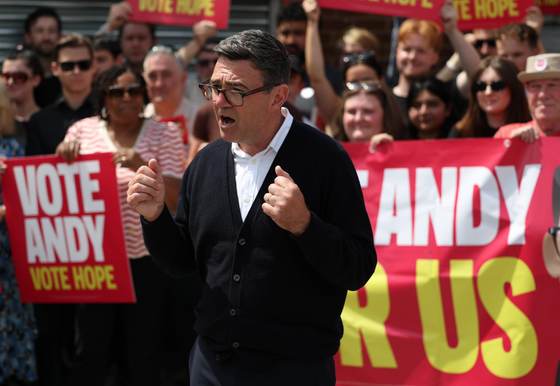 El laborista Andy Burnham, rival de Starmer, gana el escaño inglés de Makerfield