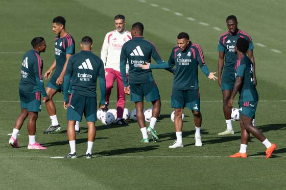 Último entrenamiento para resolver quién acompañará a Valverde en el doble pivote