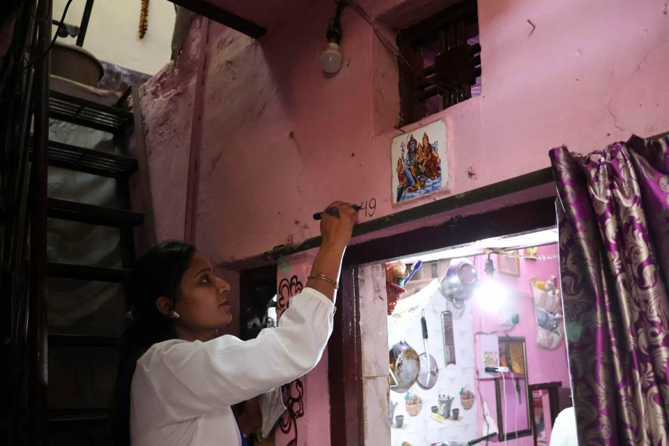 La odisea del censo en India: Contar la mayor población del mundo en hogares sin paredes