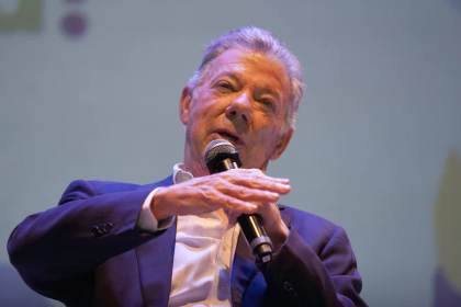 El expresidente Juan Manuel Santos dice querer seguir luchando para que Colombia tenga paz
