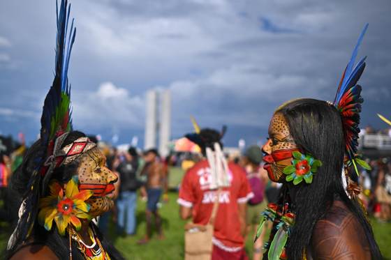 Cientos de indígenas marchan en Brasilia para pedir a Lula más demarcaciones de tierras