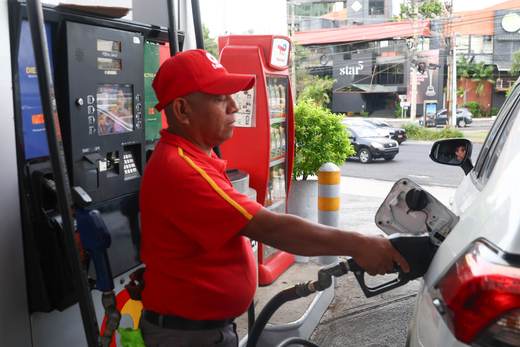 Centroamérica siente la crisis en Oriente Medio con el alza del precio de las gasolinas