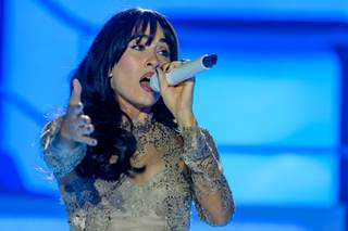 Aitana convierte la Plaza de España de Sevilla en su ‘Cuarto Azul’ en Icónica Fest