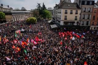 Miles de personas se manifiestan contra el racismo tras los ataques a un alcalde francés