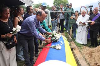 Entre gritos de justicia despiden a madre de preso político muerto en prisión en Venezuela