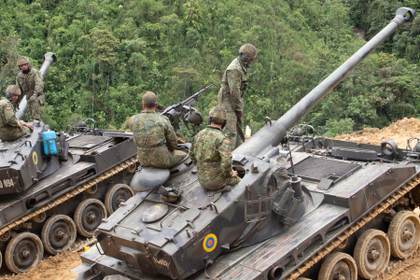 Ecuador bombardea una zona de minería ilegal en una localidad fronteriza con Colombia