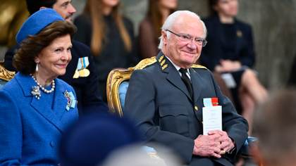 Miles de suecos y la realeza europea homenajean a Carlos XVI Gustavo por su 80 cumpleaños