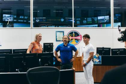'El Mago Pop' visita las instalaciones de la NASA en Houston