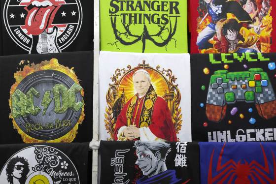 Camisetas exaltan 'peruanidad' de León XIV por su visita: "La papa y el papa son peruanos"