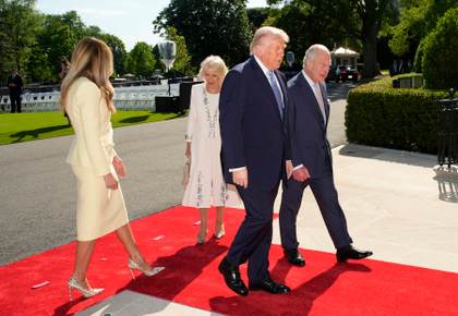 Los reyes Carlos III y Camila aterrizan en EE.UU. para una visita de Estado de cuatro días