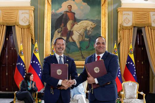 Venezuela y la tecnológica SLB firman un acuerdo preliminar de explotación de crudo y gas