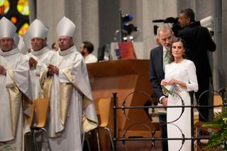 La reina recupera el diseño del inicio del pontificado de León XIV en la misa en Barcelona