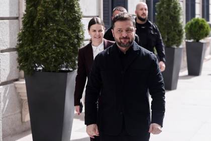 Zelenski dice que levantamiento de sanciones a crudo ruso permite a Moscú mantener ataques