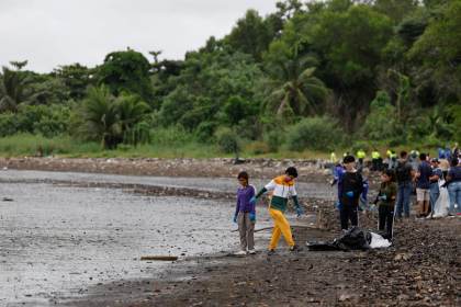 Entre basura y rascacielos, una jornada de conciencia ambiental en la costa panameña