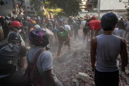 Equipos estadounidenses rescatan a un bebé tras el doble terremoto en Venezuela