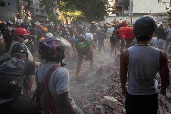 Equipos estadounidenses rescatan a un bebé tras el doble terremoto en Venezuela
