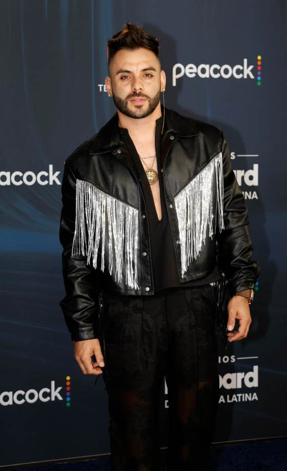 La pedrería y los cortes clásicos destacan en la alfombra azul de los Billboard latinos