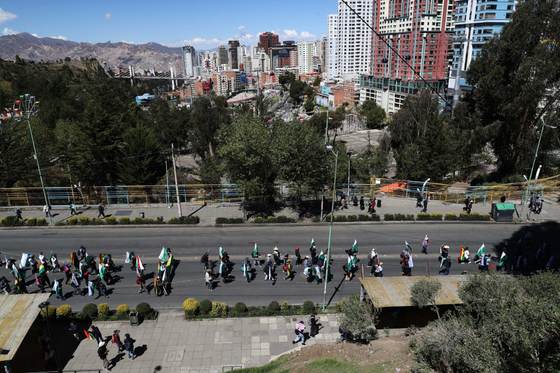 Centenares de campesinos bolivianos exigen anular ley de tierras que Paz se abre a revisar