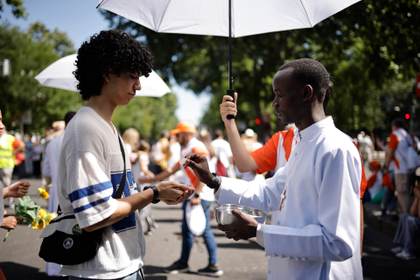 Una marea multicultural se congrega alrededor del papa en su primera misa en España