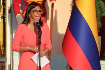Delcy Rodríguez llega a Países Bajos para "defender" a su país en disputa por el Esequibo