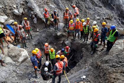 Unos 600 niños siguen sin ser localizados en Nepal nueve días después de la riada
