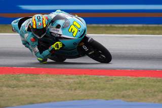 El español Adrián Fernández lidera la primera sesión libre en Mugello, con asfalto mojado