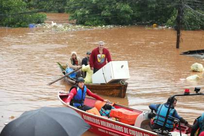 Evacuan a un centenar de familias por crecida de río en región paraguaya cercana a Brasil
