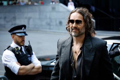 El juicio contra Russell Brand por supuestos delitos sexuales se retrasa hasta octubre