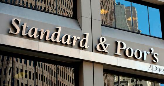La calificadora S&P cambia de estable a negativa la nota soberana de México
