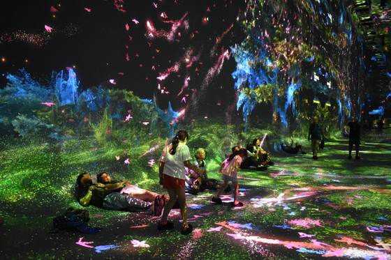 Dataland, el primer museo de IA, usa las emociones del visitante para crear arte