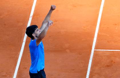 Alcaraz sufre para llegar a cuartos de final