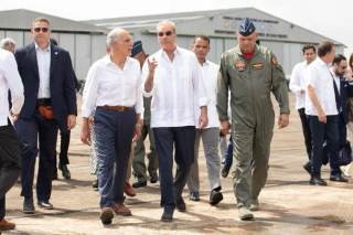 El presidente dominicano muestra a su colega de Honduras el muro fronterizo con Haití