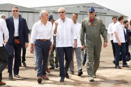 El presidente dominicano muestra a su colega de Honduras el muro fronterizo con Haití