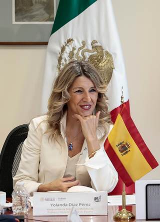 Vicepresidenta española alerta en México del desapego juvenil frente a la democracia