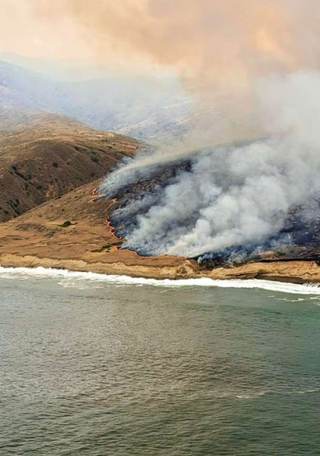 Un incendio azota el sur de California y obliga a la evacuación de más de 20.000 personas