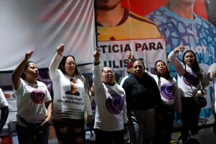 Madres buscadoras de México escarban por certeza en el documental 'Canales de la muerte'