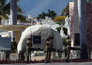 Cientos de rusos celebran el centenario de Fidel Castro ante su estatua en Moscú