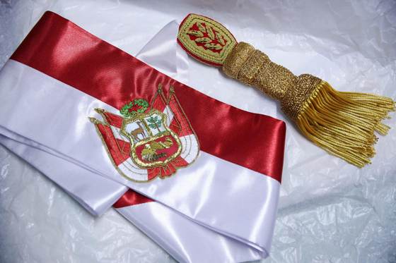 El taller de bandas presidenciales de Perú, precavido ante crisis: "Siempre hay una lista"