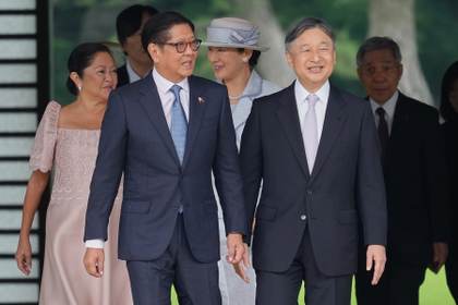 Los emperadores de Japón reciben en una ceremonia de bienvenida al presidente de Filipinas