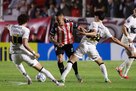 1-2. Barracas se diluye, Olimpia gana sobre la hora y alcanza a Vasco en el frente