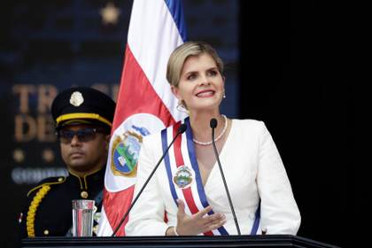 Presidenta de Costa Rica descarta atentado durante gira de campo suspendida por explosión