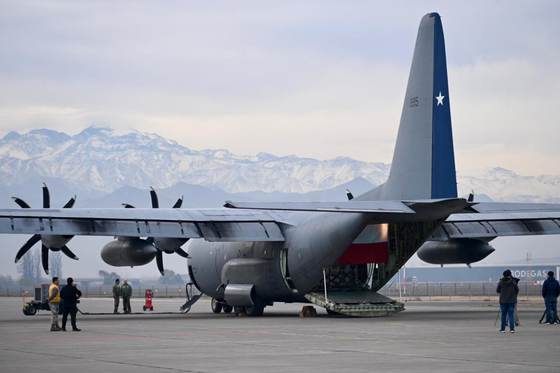 Avión chileno ayudará once días a abastecer de alimentos a ciudades bloqueadas en Bolivia