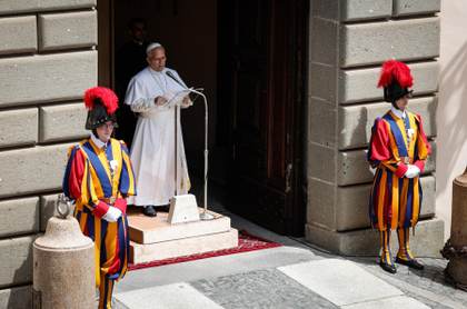 El papa pide no olvidar a quienes "sufren y mueren" por las guerras