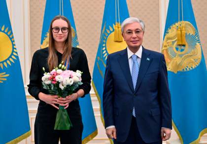 El presidente kazajo condecora a Rybakina por su triunfo en Estados Unidos y el número uno