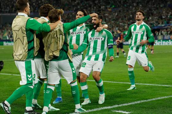 1-0. Un gol de penalti de Isco doblega al Feyenoord y coloca al Betis colíder