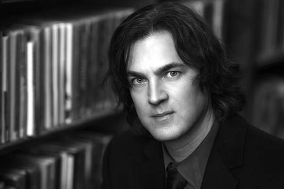 J.D. Barker: "No hay nada político en mis libros, hago palomitas literarias"